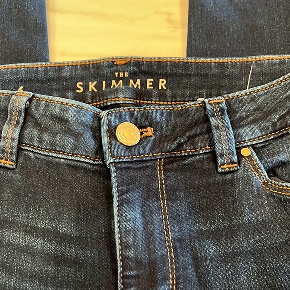 WHBM The Skimmer Jeans with Decorative Buttons at the Legs. - Picture 2 of 8